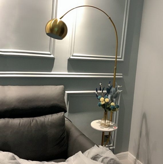 Mẫu đèn cây đứng Nordic kết hợp bàn decor